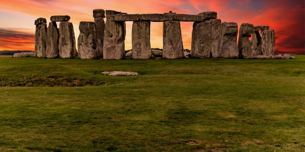 Tips for visiting Stonehenge featured by top international travel blogger, Tracy's Travels in Time