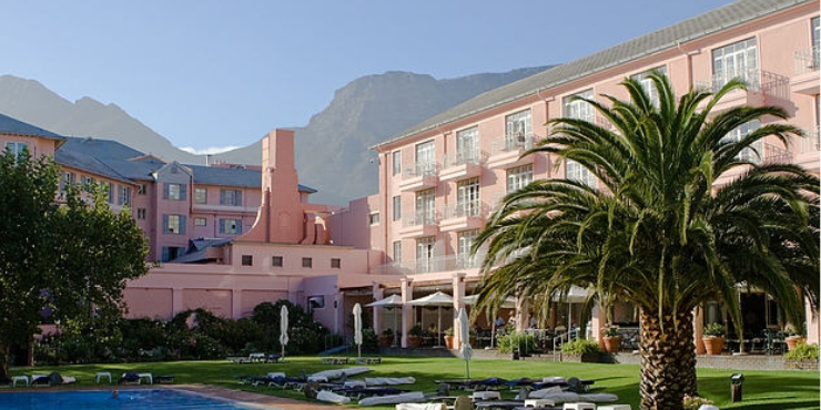 By Geoffrey Hancock - Mount Nelson HotelUploaded by Yarl, CC BY-SA 2.0, https://commons.wikimedia.org/w/index.php?curid=24849500