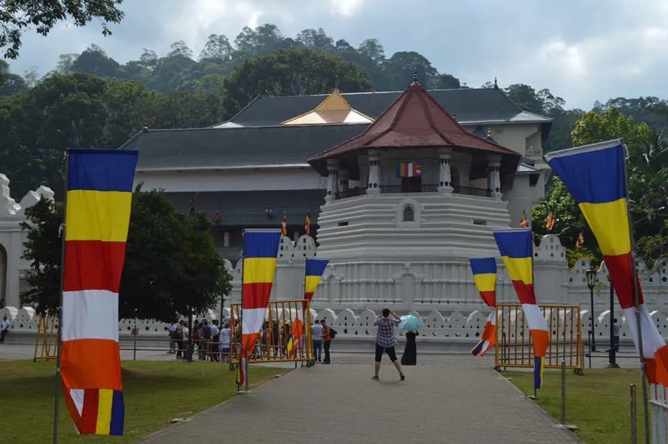 temple-of-the-sacred-tooth-relic-3