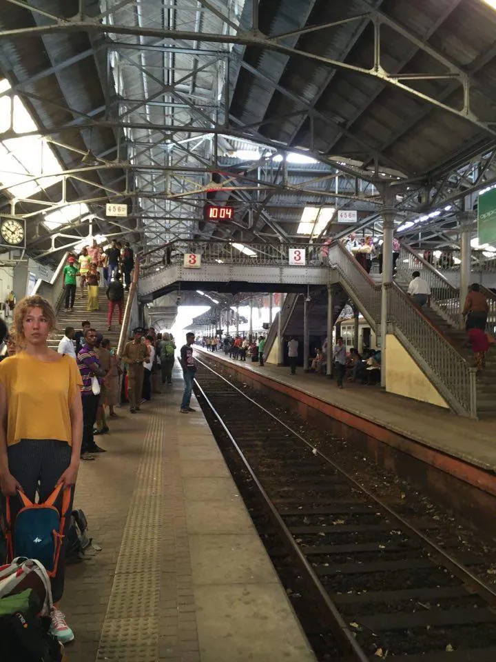 platform-with-everyone-waiting