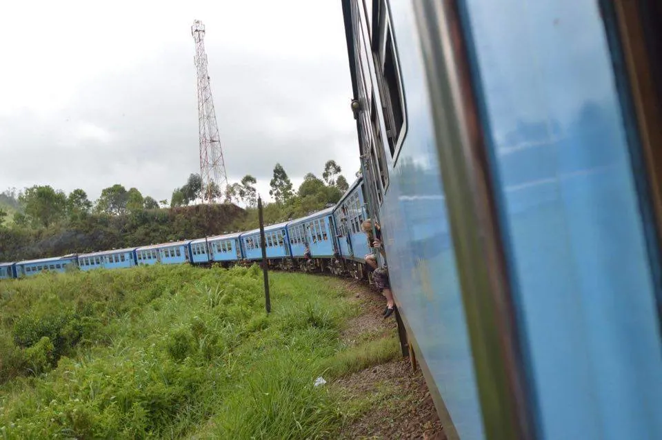 train-going-round-a-bend-in-Sri-Lanka