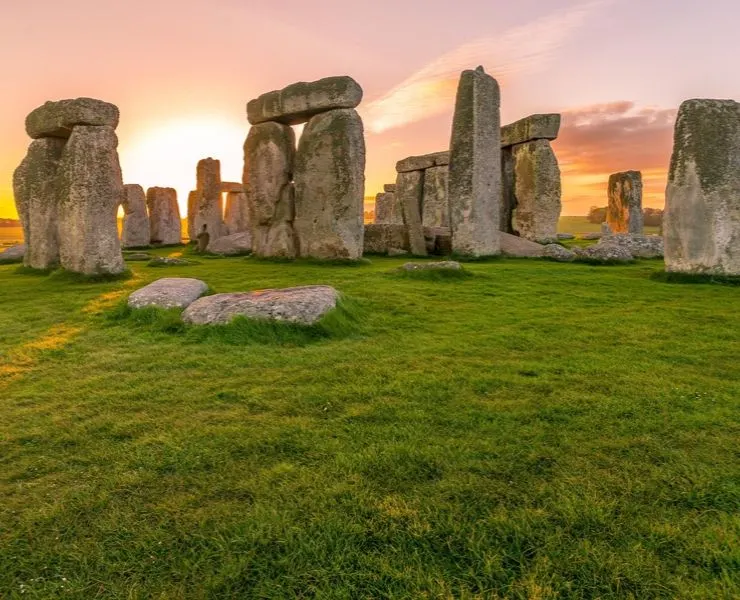 Tips for visiting Stonehenge featured by top international travel blogger, Tracy's Travels in Time: Sunrise at Stonehenge