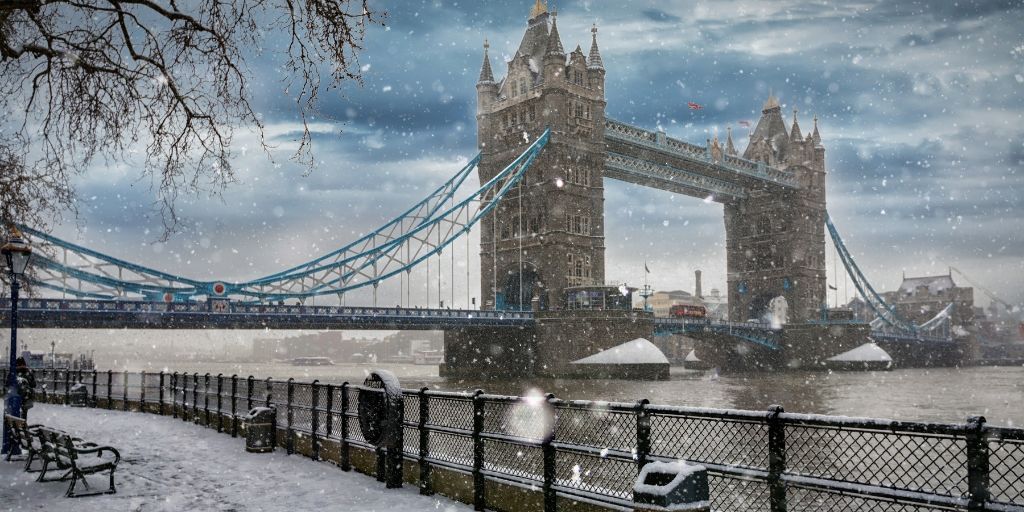 An Essential Packing List for London in Winter, featured by top international travel blogger, Tracy's Travels in Time: tower bridge london in winter