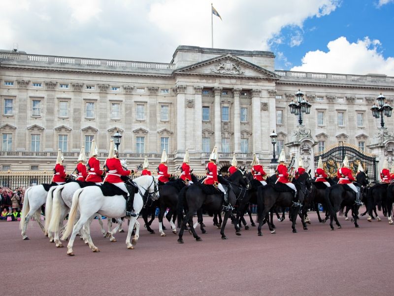 BUCKINGHAM PALACE AND THE CHANGING OF THE GUARD