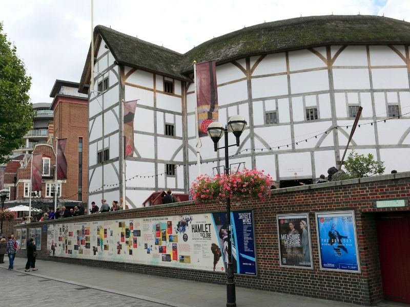 A picture of the Globe Theatre 