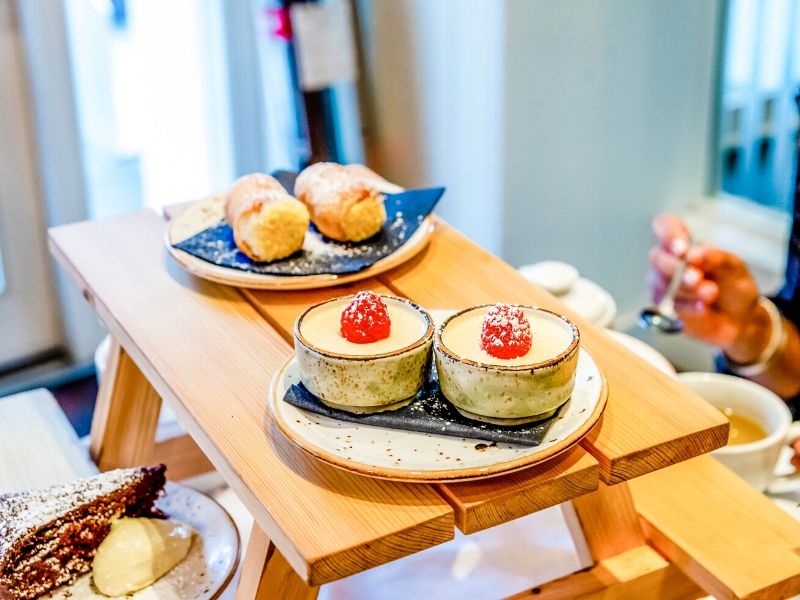 Panna cotta and cakes 