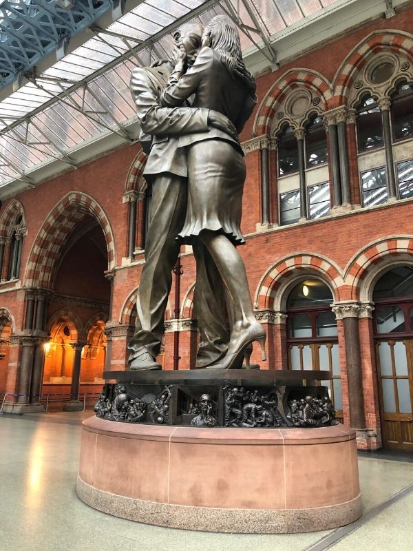 a statue of two people embracing