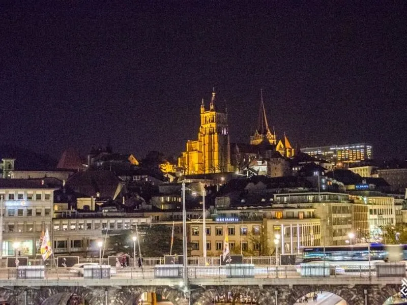 A night shot of the city of Lausanne