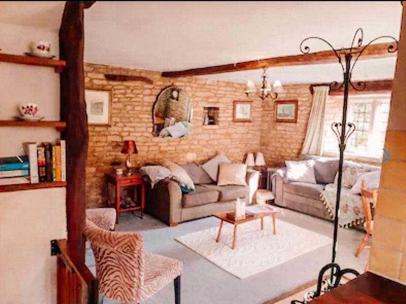 Bibury Cottage interior images courtesy of VRBO 1
