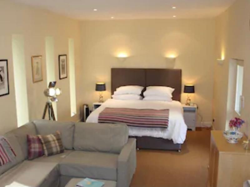 Cirencester cottage interior images courtesy of VRBO